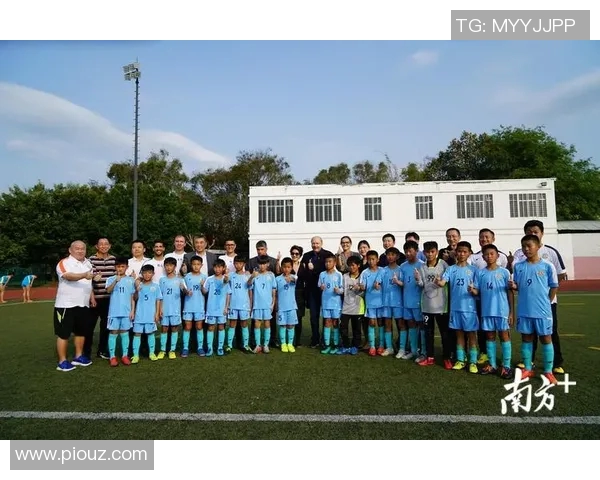 足球明星齐聚一堂合影留念展现运动精神与友谊的精彩瞬间